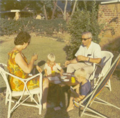 Wim en Alie met hun kleinkinderen Frans en Diederik.