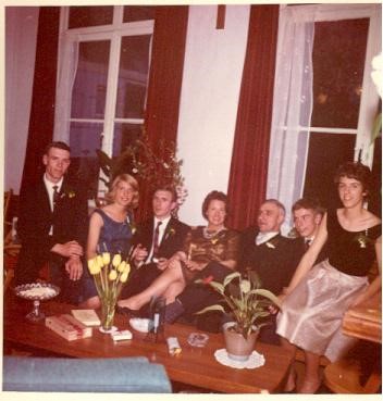 Deze foto is genomen op het 25 jarig huwelijk van Wim en Ali in 1964. Van links naar rechts: Peter, Tineke, Kees, Ali (moeder van het gezin), Wim (vader van het gezin), Wim en Marijke.