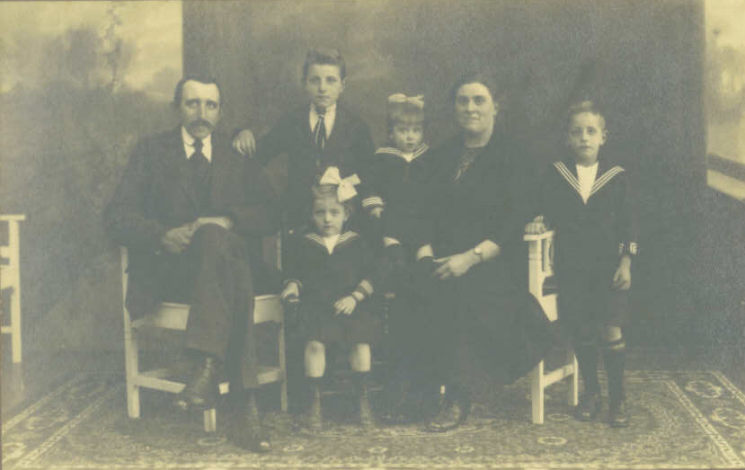 Familieportret: van links naar rechts:Vader Cor, Wim, Paula, moeder Marie, Adrianus. Voor Wim: Cornelia
