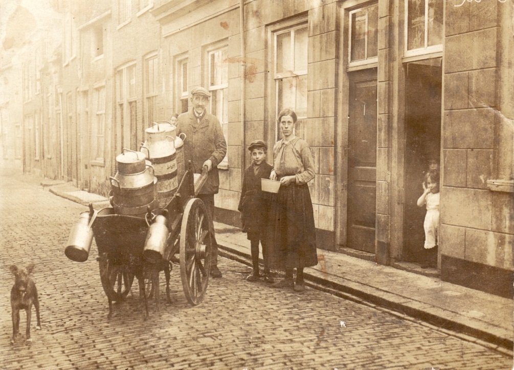 1922: Cor en zijn zoon Wim in de pieterstraat bij een klant.