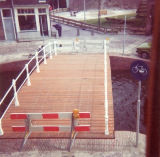 Aanleg van de brug voor de deur.
