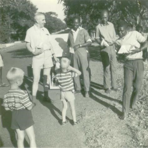 Wim samen met Frans en Diederik en een Zambiaanse melkhandelaar.